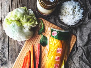 1、最好吃的 紫菜包饭 附小秘诀,准备材料 没有泡菜萝卜可以煎个蛋饼代替 看个人喜好