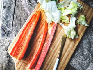 2、最好吃的 紫菜包饭 附小秘诀,将火腿 胡萝卜切条，生菜随意撕成小片