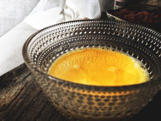 3、最好吃的 紫菜包饭 附小秘诀,碗内放入鸡蛋打散 (煎蛋饼)