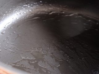 4、最好吃的 紫菜包饭 附小秘诀,锅内刷一层油