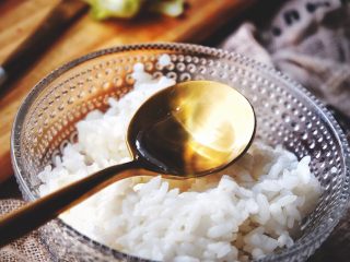 9、最好吃的 紫菜包饭 附小秘诀,两勺白醋，搅拌均匀