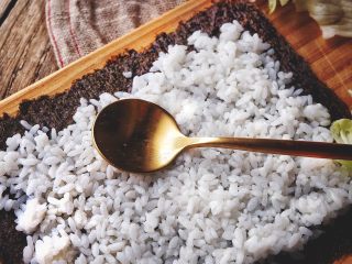 10、最好吃的 紫菜包饭 附小秘诀,将米饭铺在海苔上