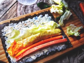 12、最好吃的 紫菜包饭 附小秘诀,放上萝卜条 火腿条 蛋饼 生菜