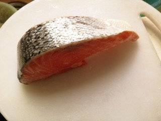 1、创新菜☺《三文鱼双拼》☺创意菜,选用中段三文鱼一块，洗净。