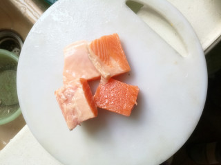 5、创新菜☺《三文鱼双拼》☺创意菜,另一半切成小块。