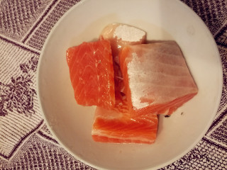 6、创新菜☺《三文鱼双拼》☺创意菜,将小块放入碗中，并加入料酒。再把盐均匀涂在鱼块上。