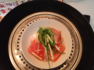 8、创新菜☺《三文鱼双拼》☺创意菜,然后，倒一点蒸鱼豉油，随后，放入蒸锅，进行蒸煮。