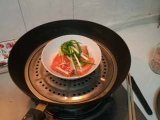 9、创新菜☺《三文鱼双拼》☺创意菜,蒸煮使用大火，十五分钟。