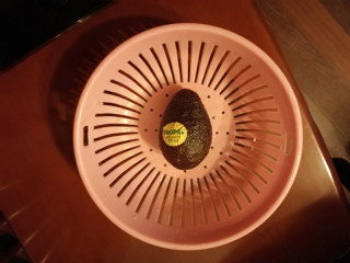 13、创新菜☺《三文鱼双拼》☺创意菜,准备牛油果一颗，去皮，去核。