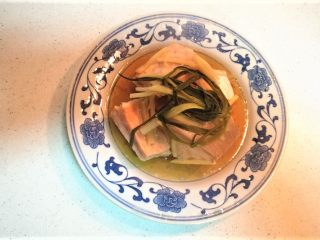 15、创新菜☺《三文鱼双拼》☺创意菜,同时，取出蒸煮完毕的三文鱼。