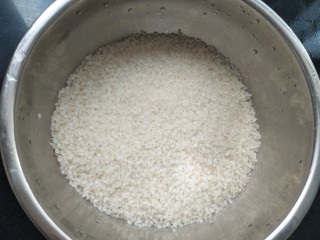 1、濑户风味香松饭团????,大米称重。