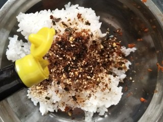 8、濑户风味香松饭团????,放入寿司醋。