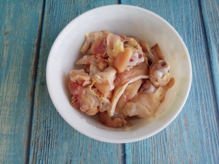 1、黄焖鸡,先准备四个鸡腿，洗干净，切成小块。