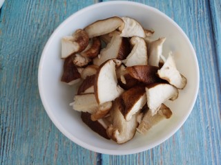 2、黄焖鸡,然后把香菇切成小块。