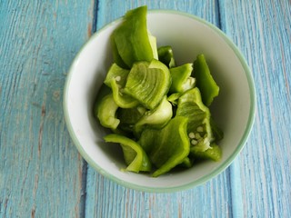 3、黄焖鸡,把青椒也切成块。