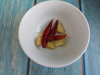 4、黄焖鸡,然后再吃点姜片，准备几个干辣椒。