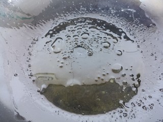 5、黄焖鸡,冷锅冷油放入冰糖，然后小火开始融化，融化成棕红色。