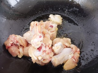 6、黄焖鸡,然后开大火放入鸡腿开始炒。