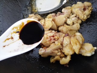 7、黄焖鸡,炒的过程中加入一勺老抽。