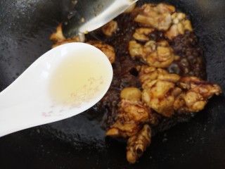 8、黄焖鸡,再加入一勺料酒。