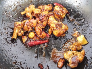 9、黄焖鸡,再加入姜片和干辣椒炒。