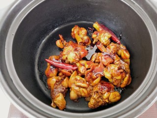 10、黄焖鸡,把炒好的鸡腿放入砂锅内。