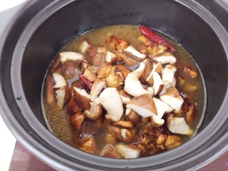 11、黄焖鸡,加入香菇，再加入适量的水。