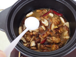 12、黄焖鸡,开始小火炖。加一勺盐。