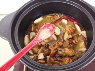 13、黄焖鸡,再加一勺白胡椒粉。