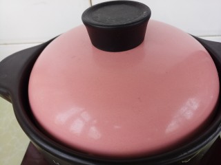 15、黄焖鸡,然后盖盖子，小火炖20分钟左右。