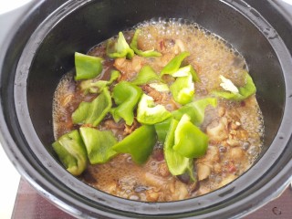 16、黄焖鸡,这时候再加入青椒。