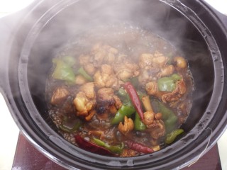 17、黄焖鸡,再炖五分钟左右，收汁即可。