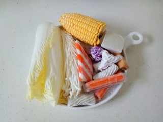 1、部队火锅,准备需要的食材，自己随意搭配，我做的分量小，一人份