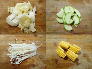 2、部队火锅,白菜清洗干净切小块，西葫芦清洗干净切片，金针菇去掉根据冲洗干净，玉米对半切开，在切开