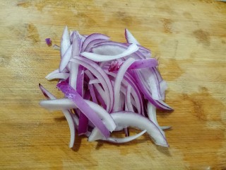 3、部队火锅,洋葱切丝