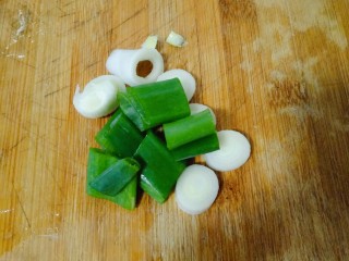 4、部队火锅,大葱切段