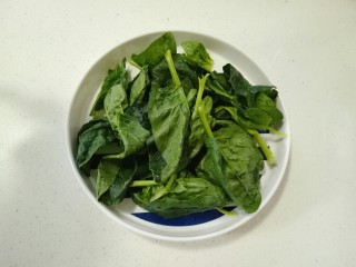 5、部队火锅,菠菜清洗干净备用