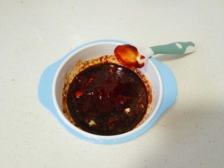 6、部队火锅,碗中放入辣椒酱2勺，生抽2勺，方便面料包