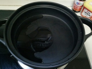 7、部队火锅,锅中加入适量花生油，油热