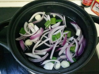 8、部队火锅,加入葱，洋葱丝煸炒片刻