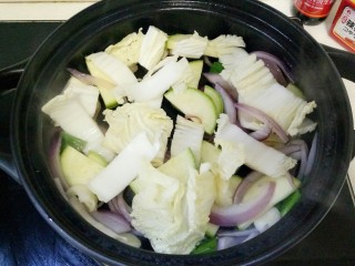 9、部队火锅,加入白菜，西葫芦铺满锅底