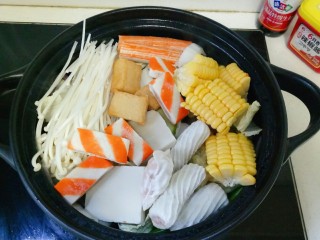 10、部队火锅,在摆上各类丸子，玉米，金针菇