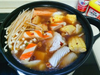 12、部队火锅,加入适量清水煮开