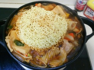 13、部队火锅,放上方便面煮熟即可