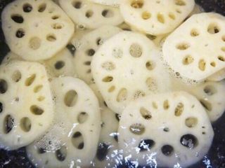 1、麻辣藕片,莲藕去皮洗净切片，开水下锅煮至断生即可。捞出过凉水备用