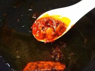 2、麻辣藕片,锅里热油，放入豆瓣酱，炒香（♨️有火锅底料也可以放点火锅底料）