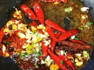 3、麻辣藕片,放入花椒、红辣椒，姜蒜末炒香