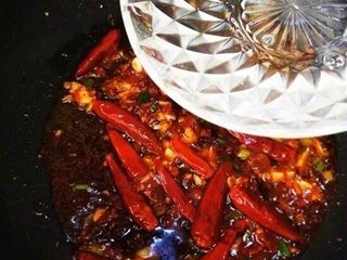 4、麻辣藕片,倒入小碗清水