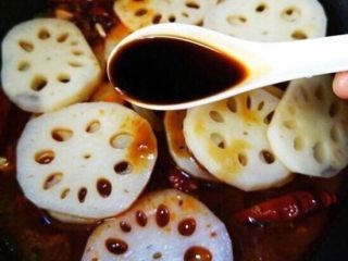 5、麻辣藕片,放入莲藕片，加入酱油，加入蚝油（没有的话，也可以不放）