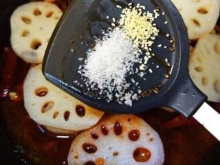 6、麻辣藕片,放入鸡精、糖、盐，